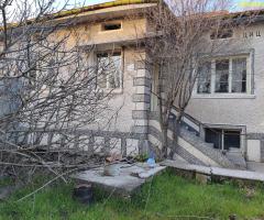 Две масивни тухлени къщи за ремонт на 18 км от Стара Загора - ИЗГОДНА ЦЕНА!