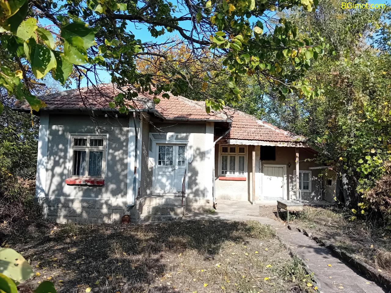 Продава се къща с голям двор в с. Юпер (на 38 км от Русе)