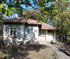 Продава се къща с голям двор в с. Юпер (на 38 км от Русе)