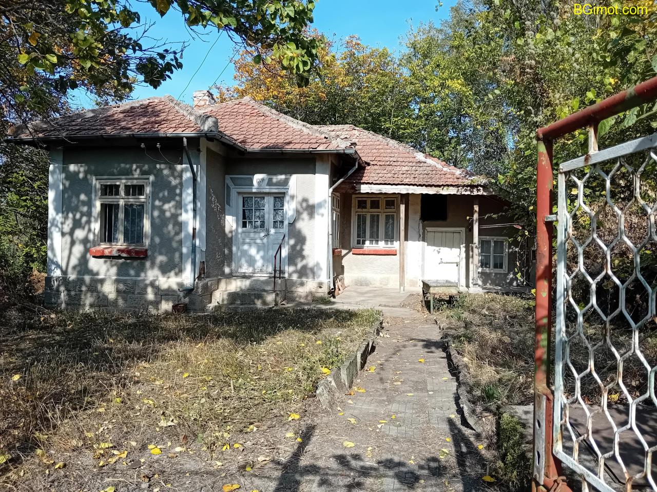 Продава се къща с голям двор в с. Юпер (на 38 км от Русе)