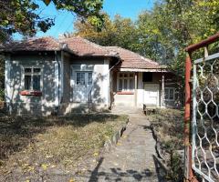 Продава се къща с голям двор в с. Юпер (на 38 км от Русе)