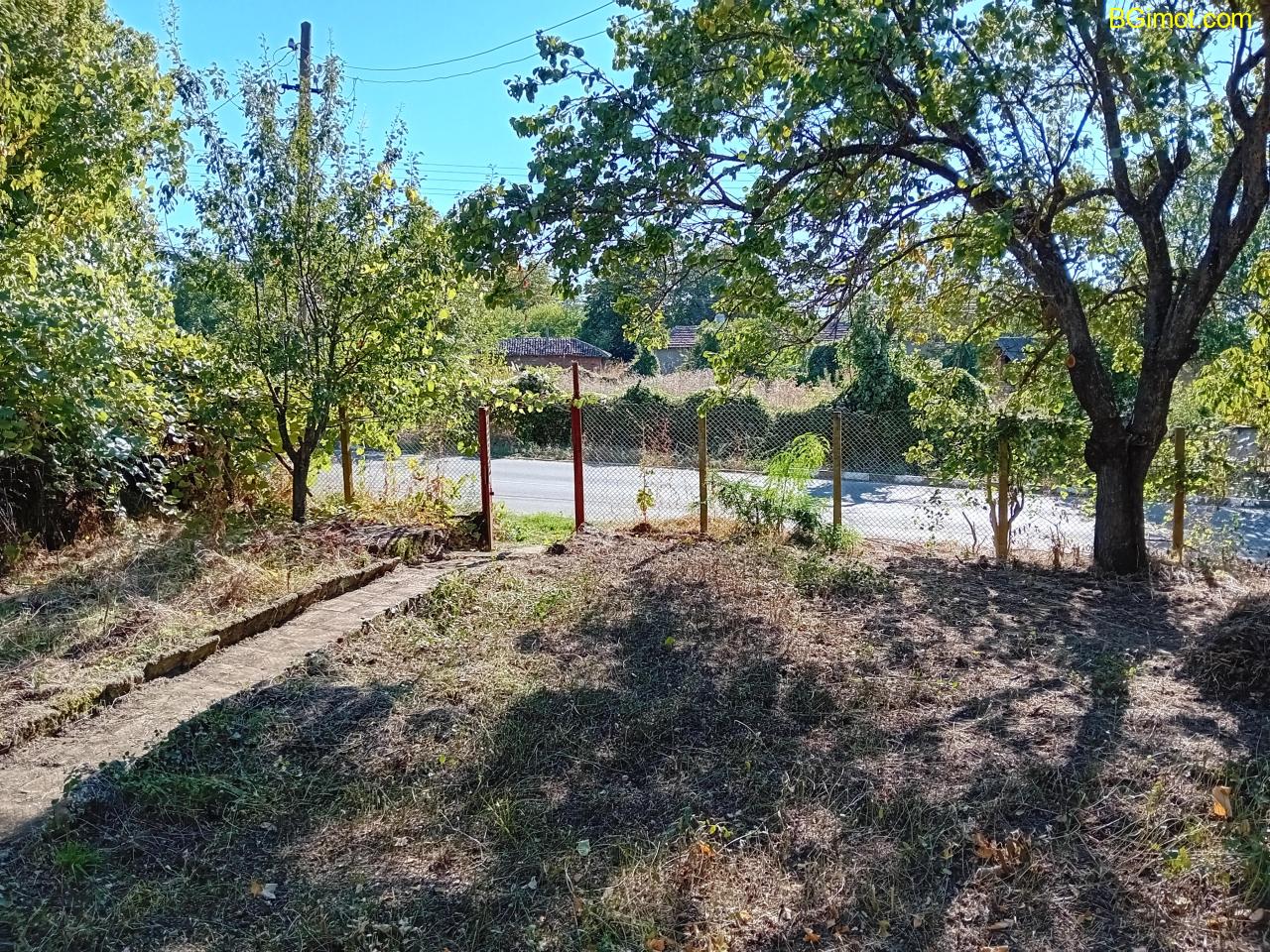 Продава се къща с голям двор в с. Юпер (на 38 км от Русе)