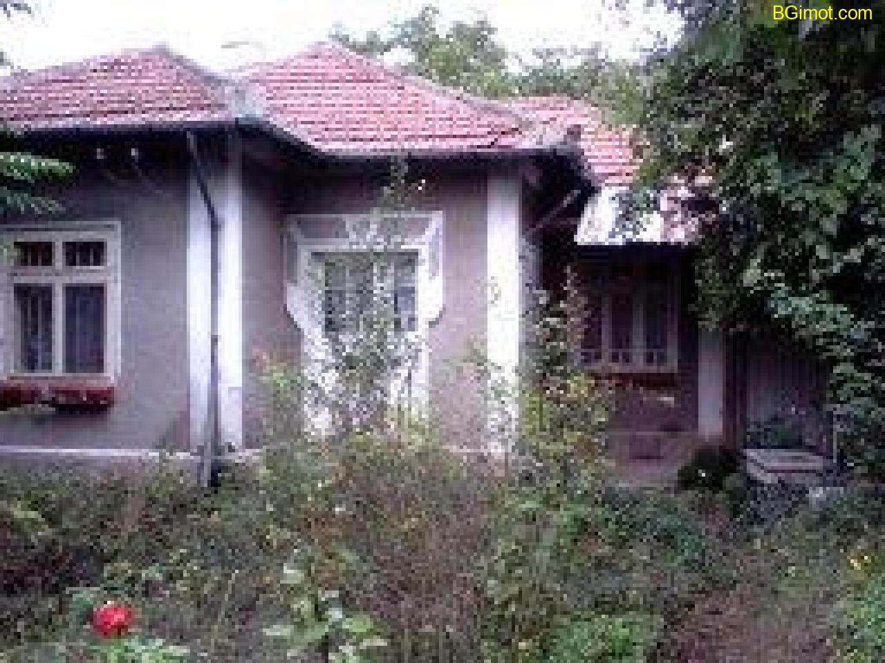 Продава се къща с голям двор в с. Юпер (на 38 км от Русе)